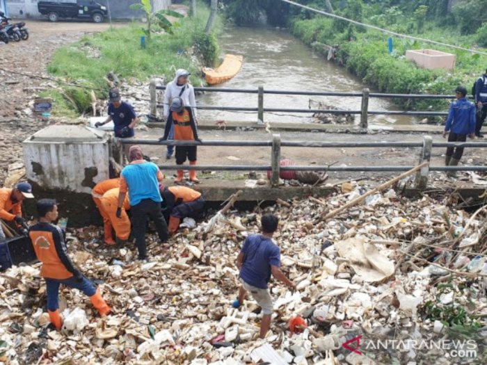 DLH Bogor Bersihkan 30 Ton Sampah di Kali Baru Cilebut, Diangkut dengan 15 Truk