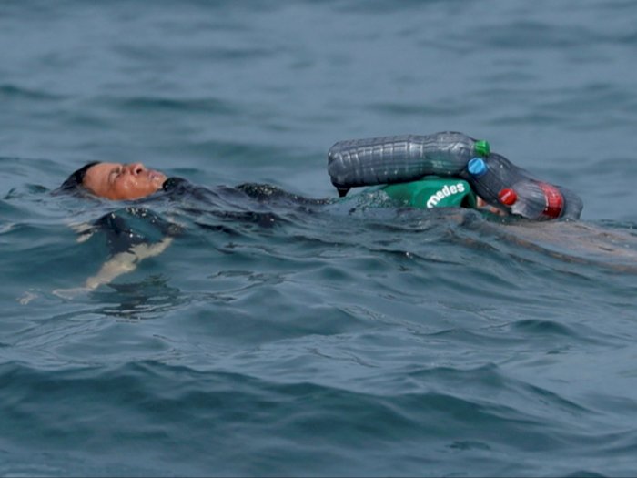 Bocah Ini Menyebrangi Laut Pakai Botol Plastik, Tak Peduli Jika Mati Kedinginan, Haru!