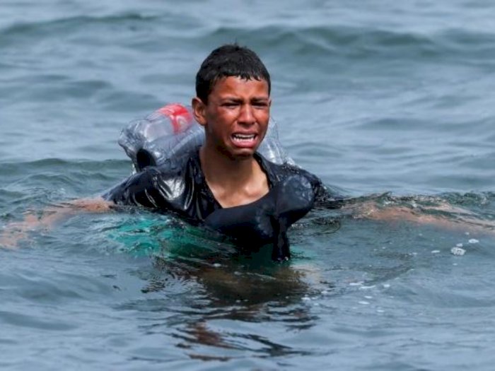 Rekaman Memilukan Bocah Migran Berenang dari Maroko ke Spanyol Memakai Botol Plastik