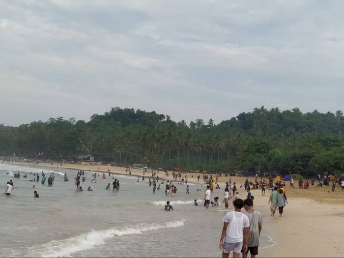 Asyik Berenang di Pantai Sawarna Lebak Bareng Teman, Siswa SMP Ini Hilang Terseret Ombak