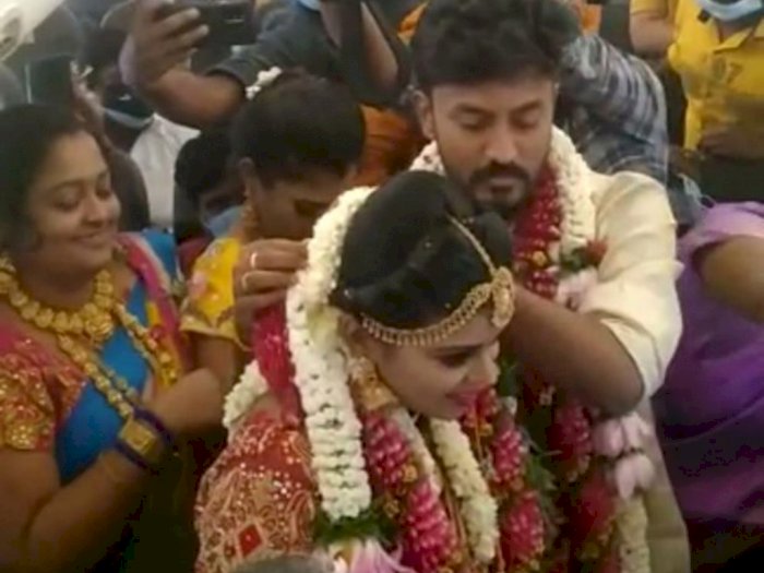 Pasangan India Ini Menikah di Pesawat dengan Tamu Undangan 161 Orang, Tampak Berdesakan
