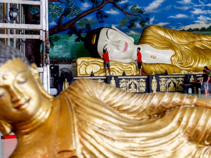 FOTO: Persiapan Vihara Buddha Dharma dan 8 Pho Sat Menyambut Waisak