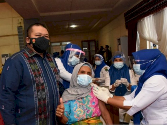 Ribuan Lansia Ikuti Vaksinasi Covid-19 Massal di Tapsel dan Paluta