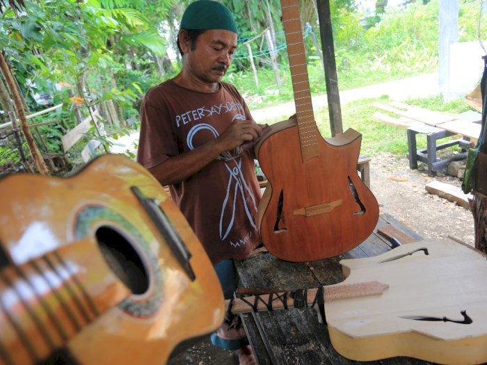 FOTO: Pembuatan Gitar Akustik Terkendala Bahan Baku Kayu