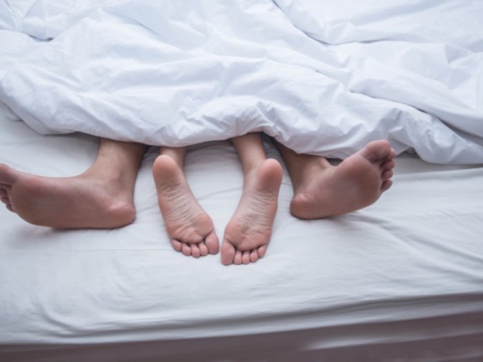 Cerita Seorang Ibu yang Memiliki Kecanduan Seks Sampai Tidur dengan Kru Pesawat