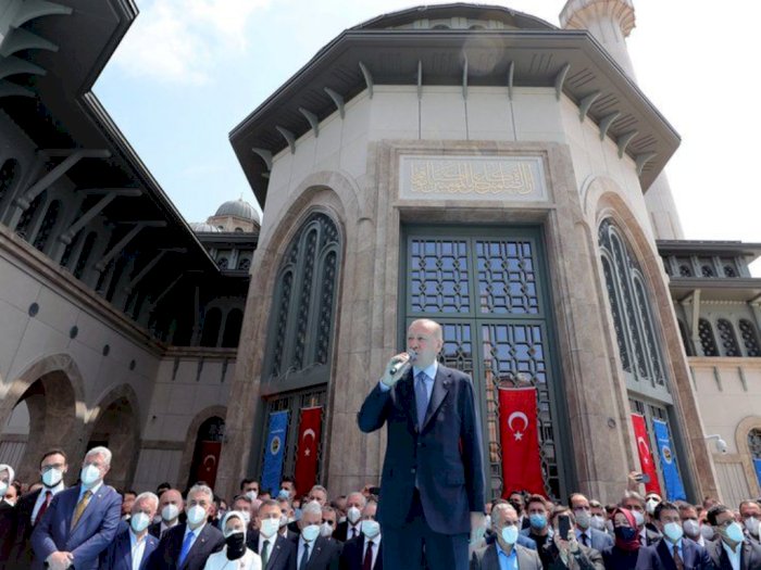 Erdogan Meresmikan Masjid Kontroversial di Istanbul