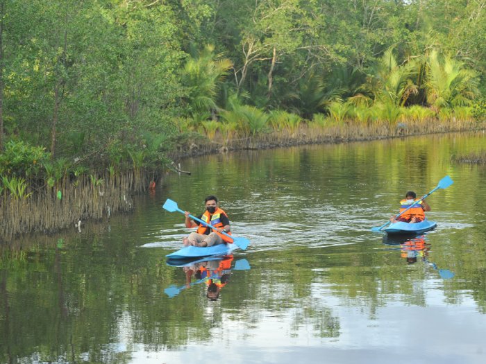 FOTO: Bermain Kano di Wisata Mangrove Kota Pariaman