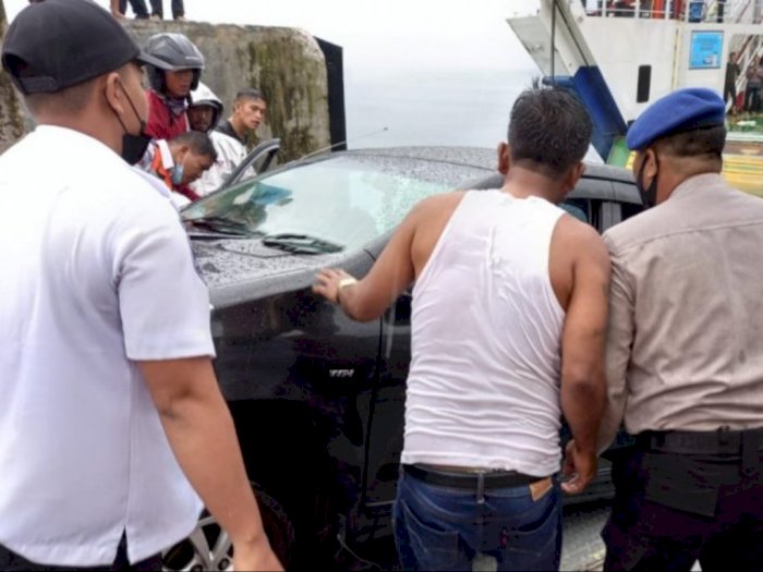 Polisi Terus Selidiki Insiden Jatuhnya Mobil dari Jembatan Penghubung Kapal di Danau Toba