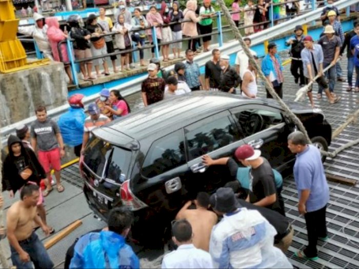 Detik-detik Penyelamatan Mobil yang Jatuh dari Jembatan Penghubung Kapal di Danau Toba