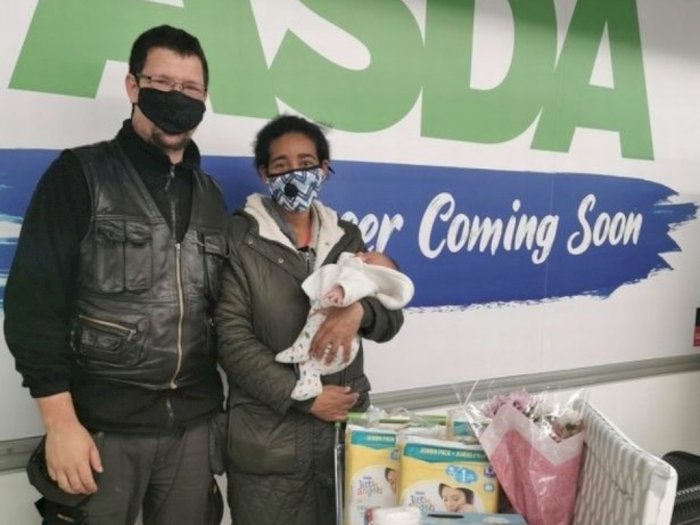 Lahiran di Tempat Parkir Supermarket, Persalinan Wanita Ini Dibantu Oleh Suaminya