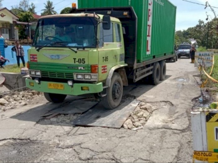 Jalan Provinsi di Panei Simalungun Amblas, Antrean Panjang Kendaraan Tak Terhindarkan
