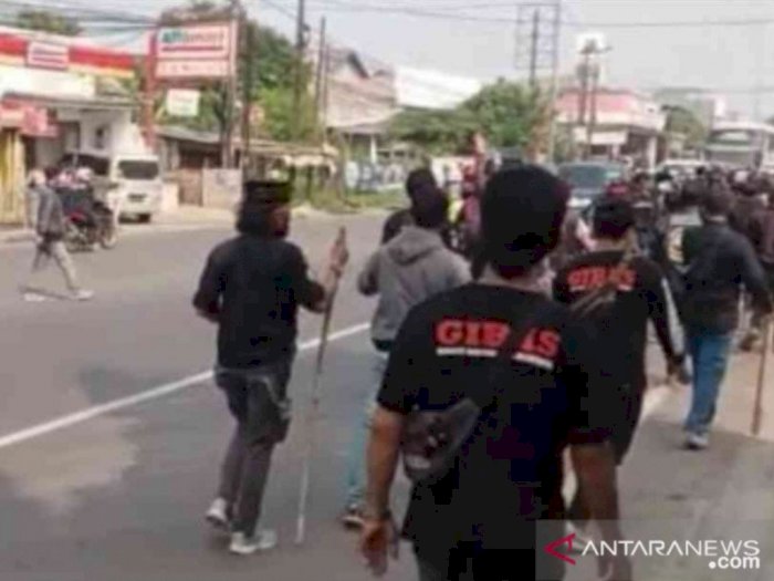 Dua Ormas Bentrok di Bekasi, Polisi Turun Tangan, Puluhan Senjata Tajam Diamankan