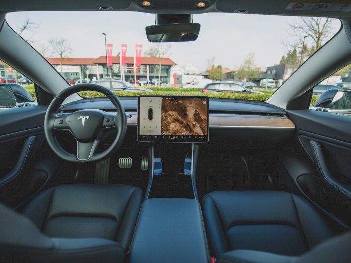 Biar Pengemudi Tidak Ceroboh, Tesla Bakal Pasang Kamera di Dalam Kabin Mobilnya!