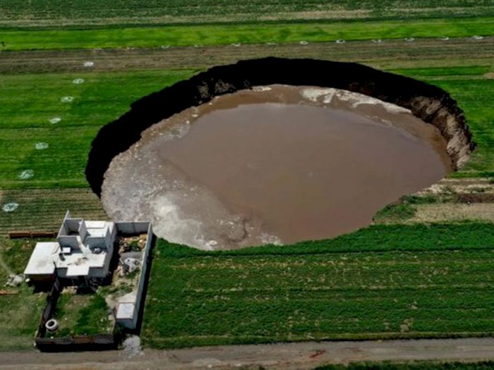Lubang Raksasa yang Berisi Air Mengancam Menelan Sebuah Rumah karena Meluas Setiap Hari