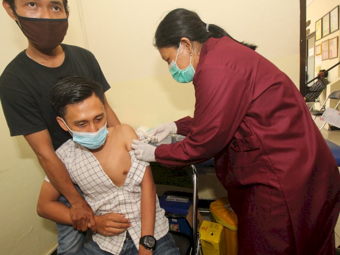 Pakar Sebut Prioritas Penerima Vaksin di Indonesia Terlalu Banyak
