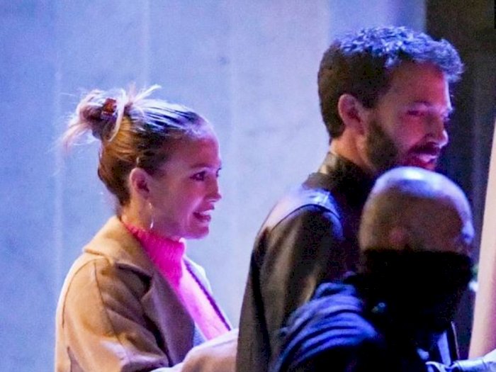 Jennifer Lopez dan Ben Affleck Tampak Bergandengan Mesra Saat Berjalan-jalan