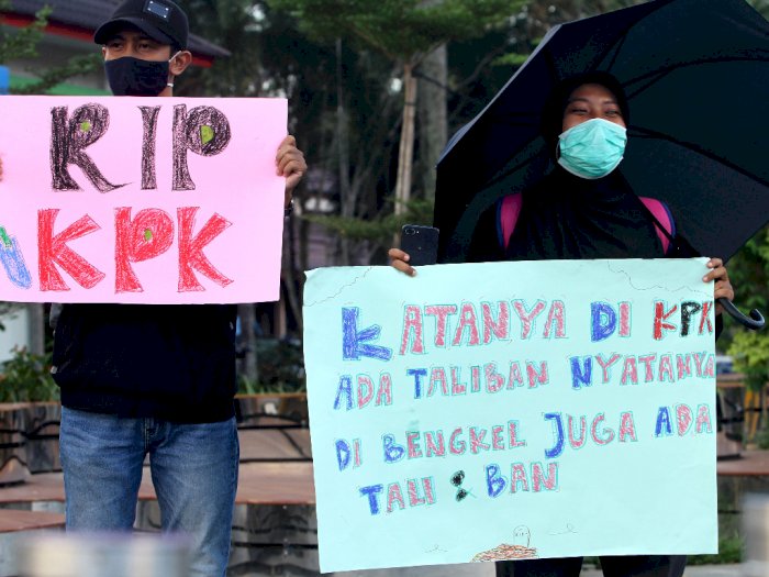 FOTO: Unjuk Rasa Tolak Pelemahan KPK di Pontianak