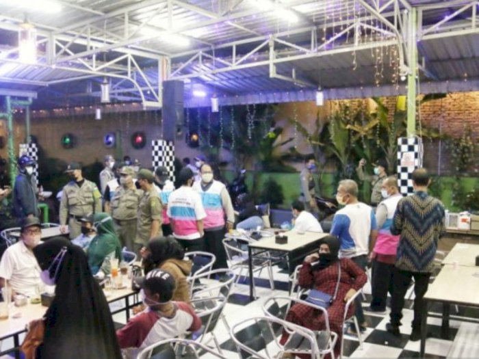 Lewati Batas Jam Operasional, Petugas di Medan Bubarkan Pengunjung Kafe