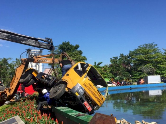 Truk Sampah Masuk Kolam Air Mancur, Polisi Turun Tangan Selidiki Penyebabnya