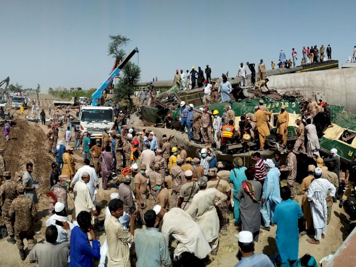FOTO: Tabrakan Dua Kereta di Pakistan, Sedikinya 32 Orang Tewas