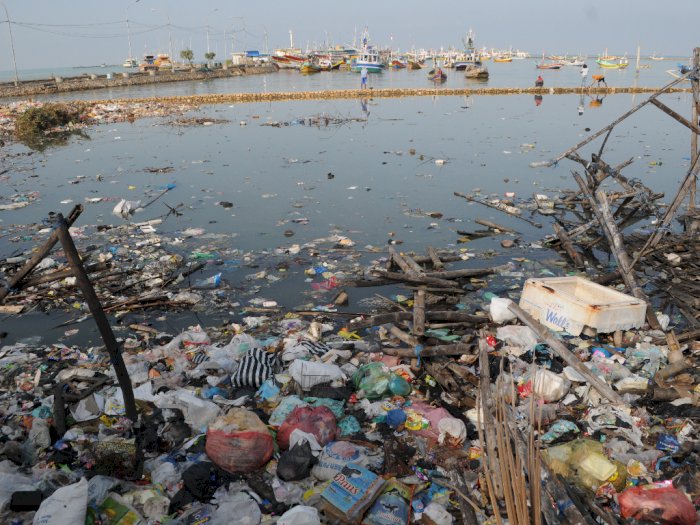 FOTO: Pantai di Pamekasan Dipenuhi Sampah