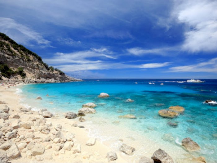 Wisatawan yang Mengambil Pasir dan Kerang di Pantai Sardinia Akan Didenda