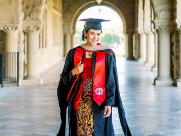Lulus dari Stanford University, Maudy Ayunda Anggun Kenakan Kebaya Merah