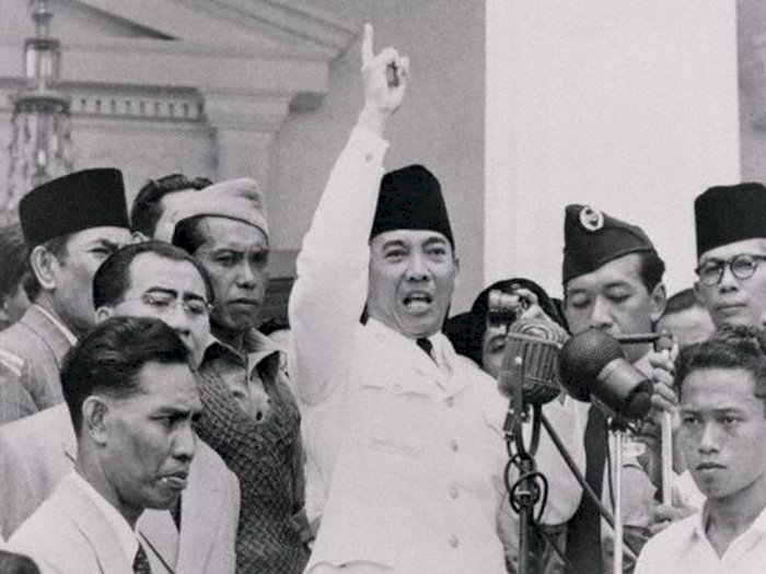 Ini Alasan Kenapa Presiden Soekarno Sering Pakai Peci Hitam dan Dimiringkan ke Kiri