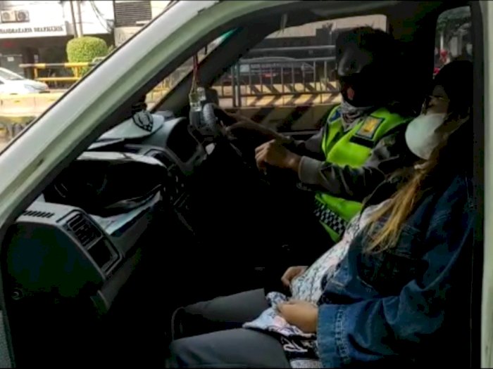 Ibu Hamil 7 Bulan Kontraksi saat Naik Motor di Jakpus, Polisi Bantu Evakuasi ke RS