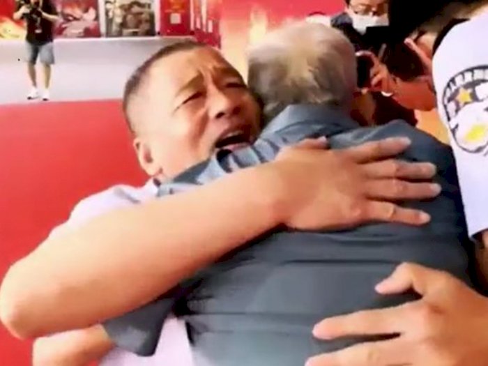 Momen Mengharukan Seorang Ayah Bertemu Kembali dengan Putranya yang Hilang 58 Tahun Lalu