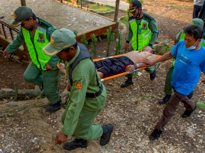 FOTO: Simulasi Penyelamatan Korban Bencana di Karawang