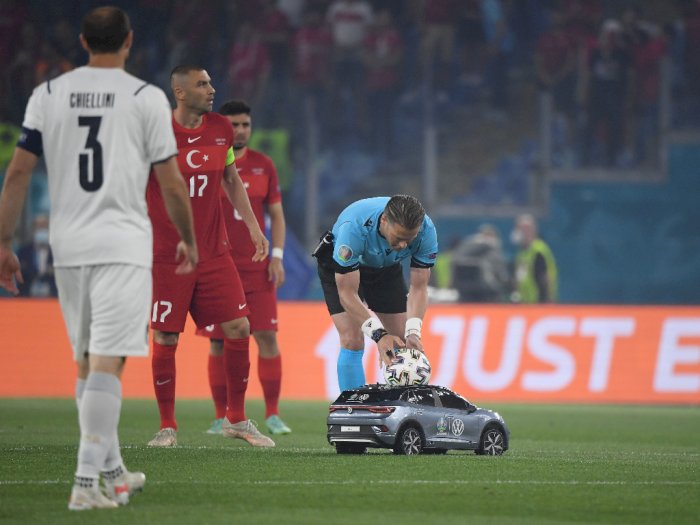 Menariknya Laga Pembuka EURO 2020, Mobil Remot Kontrol Antar Bola ke Tengah Lapangan