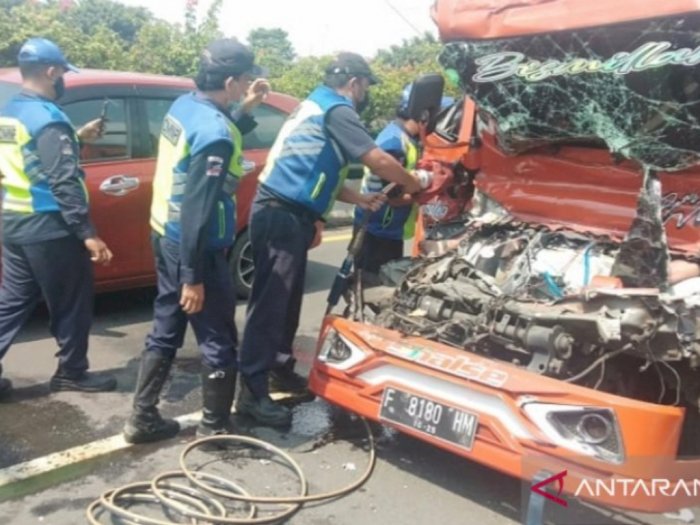 Truk Tangki Air Tabrak Truk BBM di Exit Tol Rawamangun, Tewaskan Satu Pengemudi