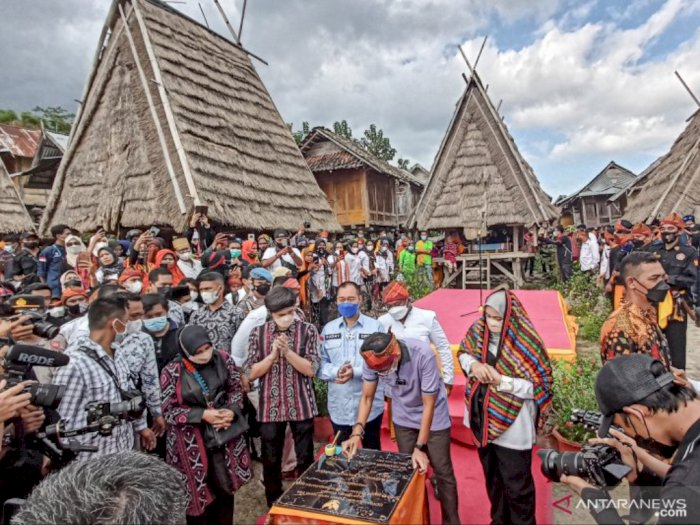 Ditemani Atta-Aurel, Sandiaga Uno Promosikan Kompleks Rumah Adat Uma Lengge di Bima