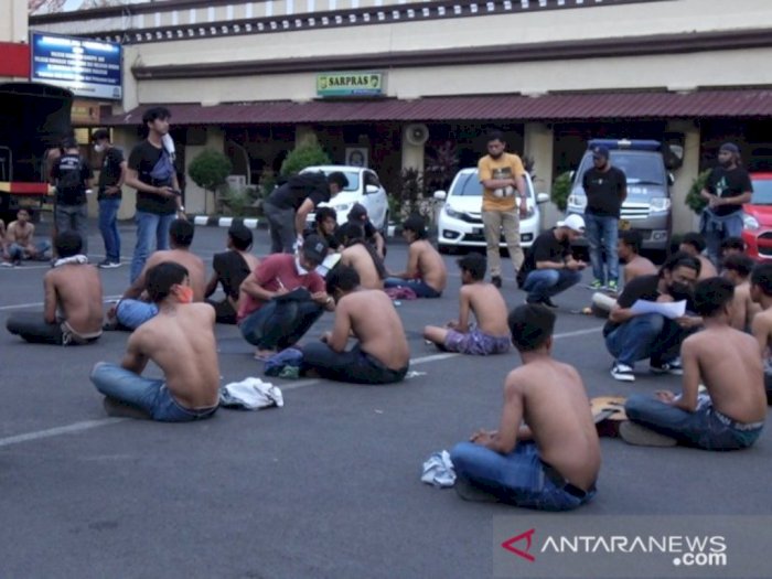 Polisi Makassar Tangkap Sekitar 100 Orang Diduga Preman