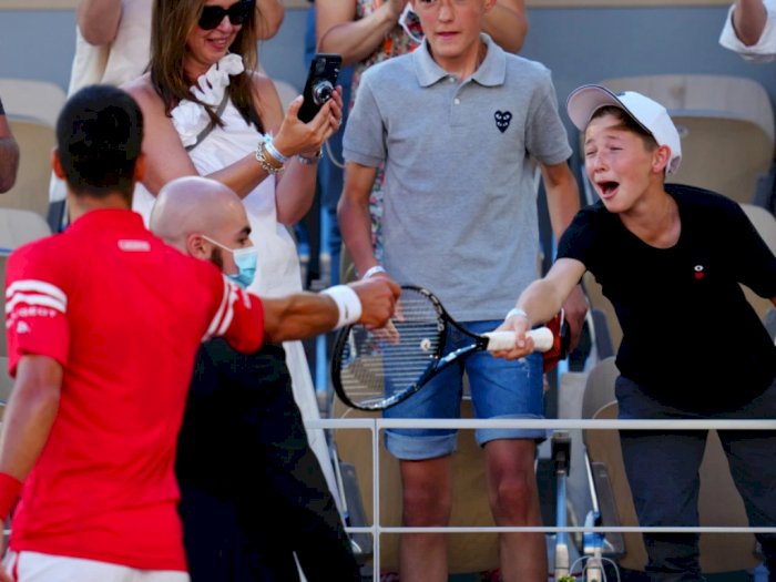 Momen Bocah Laki-laki Kegirangan Dapat Raket Novak Djokovic Usai Juara French Open 2021
