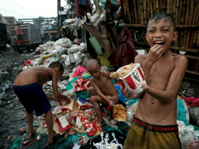 Potret Bocah Ini Makan Makanan Sisa dari Tempat Sampah & Tetap Tersenyum, Bikin Sedih!