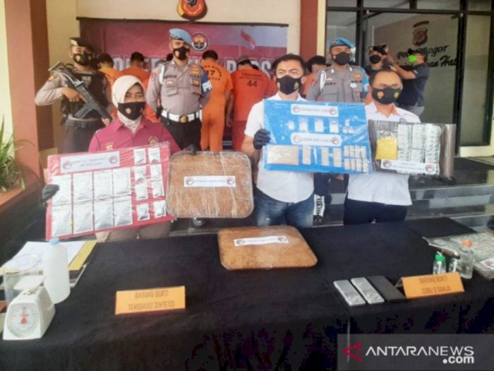 Polisi Bongkar Tempat Pembuatan Tembakau Sintetis di Bogor, Raup Keuntungan Rp20 Juta/Kg
