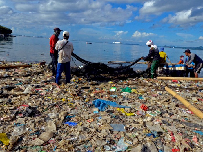 FOTO: Sampah Plastik Berserakan di Pantai Bandar Lampung