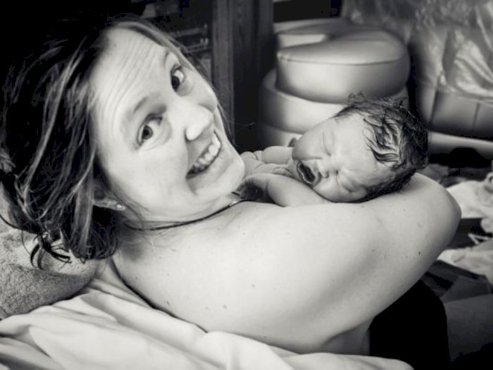 Wanita Inggris Ini Melahirkan Bayinya di Rumah dengan Berat Lebih dari 5 Kg