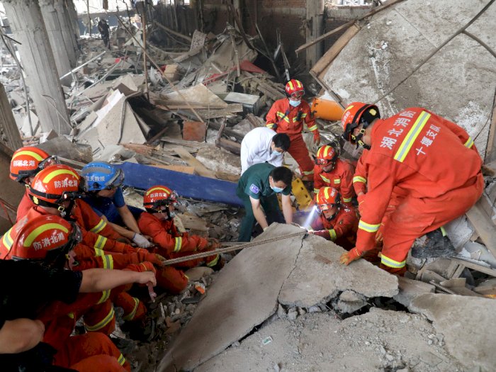 FOTO: Operasi Penyelamatan Korban Ledakan Gas di China