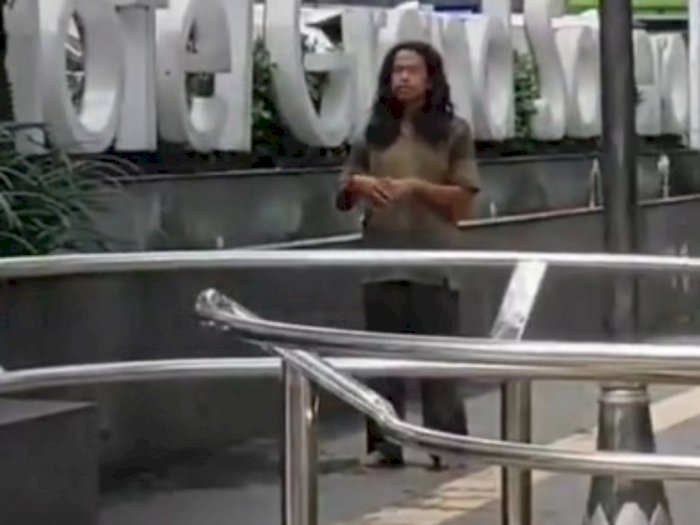 Viral Video ODGJ Salat di Pinggir Jalan Sesuai Kiblat, Bikin Netizen Terenyuh