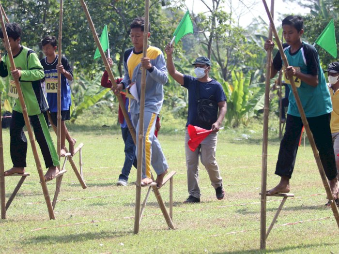 FOTO: Kompetisi Olahraga Tradisional Egrang se-Kediri