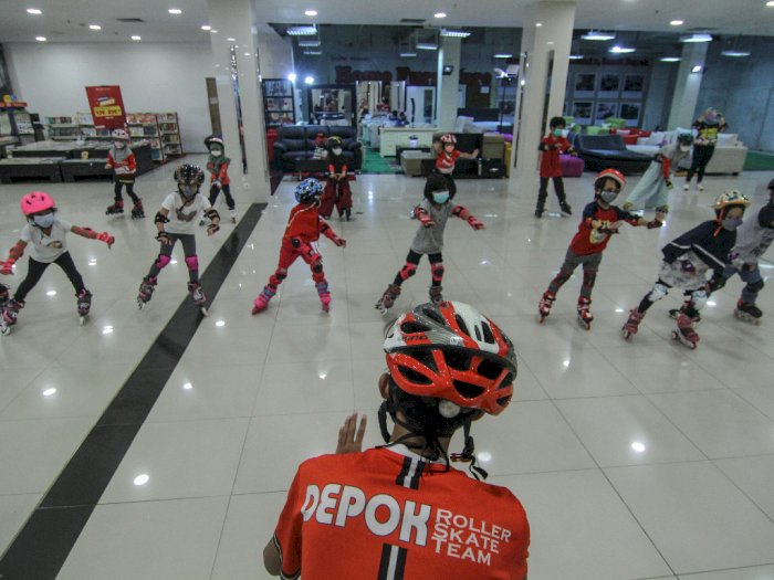 FOTO: Pelatihan Sepatu Roda di Pusat Perbelanjaan