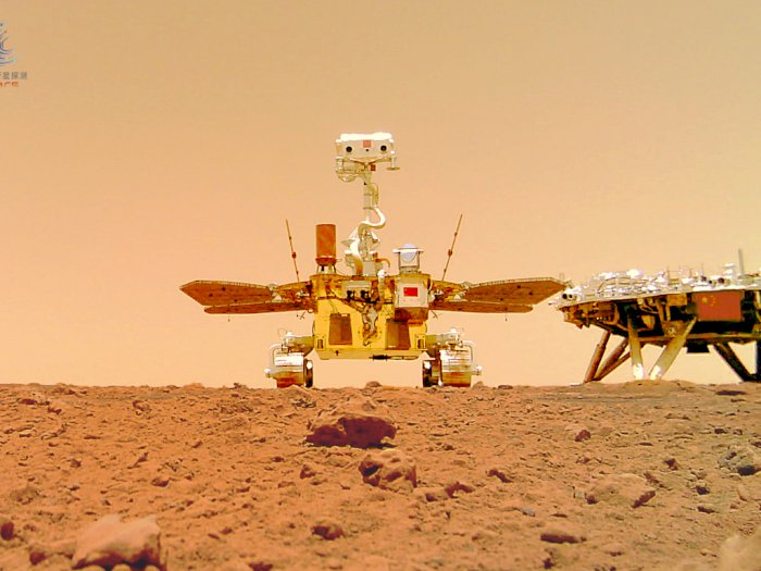 Penjelajah Zhurong Berhasil Mengirim Gambar Permukaan Mars ke Bumi