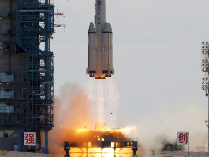 FOTO: Peluncuran Pesawat Ruang Angkasa Shenzhou-12 di China