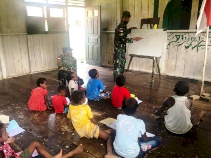 Cerdaskan SDM, Satgas TNI Bimbing Belajar Anak di Perbatasan RI-PNG