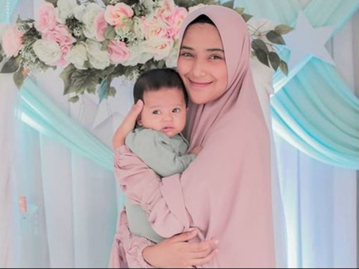 Nadya Mustika Unggah Video Akikah, Netizen Salfok Lihat Senyum Anaknya: MasyaAllah