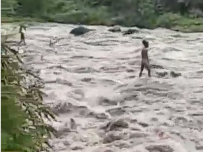 Viral Warga Terjebak Bah di Tengah Sungai Serayu Selama 1 Jam, Akhirnya Diselamatkan