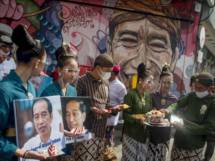 FOTO: Aksi Ucapan Selamat Ulang Tahun Kepada Presiden di Solo
